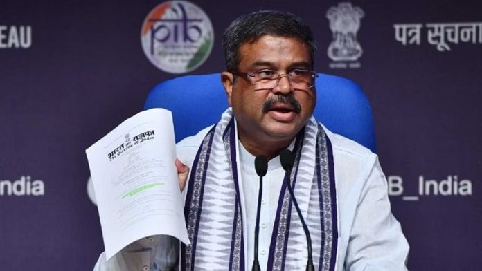 மத்திய கல்வி அமைச்சர் தர்மேந்திர பிரதான் புதுதில்லியில் வியாழக்கிழமை செய்தியாளர் கூட்டத்தில் உரையாற்றுகிறார் | திபிரிண்ட்