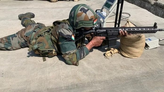 SIG 716 துப்பாக்கியுடன் இந்திய ராணுவ வீரர் | படம்: ஸ்னேஷ் அலெக்ஸ் பிலிப் | திபிரிண்ட்