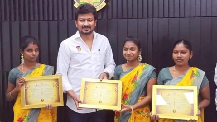 ஓராண்டு இளநிலை அர்ச்சகர் படிப்பை வெற்றிகரமாக முடித்த மூன்று தலித் பெண்களுக்கு உதயநிதி ஸ்டாலின் சான்றிதழ் வழங்கினார் | தமிழ்நாடு தகவல் மற்றும் மக்கள் தொடர்புத் துறை
