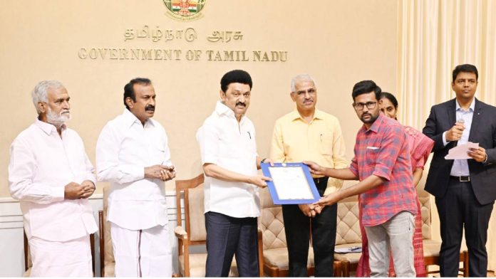 தமிழக முதல்வர் மு.க. ஸ்டாலின் திங்கள்கிழமை தலைமைச் செயலகத்தில் அமைச்சர்கள் சேகர் பாபு மற்றும் முத்துசாமி, தலைமைச் செயலாளர் ஷிவ்தாஸ் மீனா மற்றும் பிற அதிகாரிகளுடன் இணைந்து இந்த முயற்சியைத் தொடங்கி வைத்தார் | TNDIPR