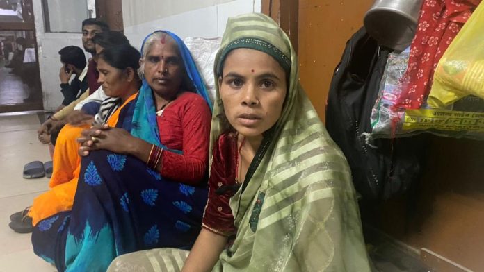 பூனம், 18 நாள் குழந்தையின் தாய், தீயிலிருந்து மீட்கப்பட்டு ஜான்சியில் உள்ள மகாராணி லட்சுமி பாய் மருத்துவக் கல்லூரியின் குழந்தைகள் வார்டில் அனுமதிக்கப்பட்டார் | படம்: ஷிகா சலாரியா, திபிரிண்ட்