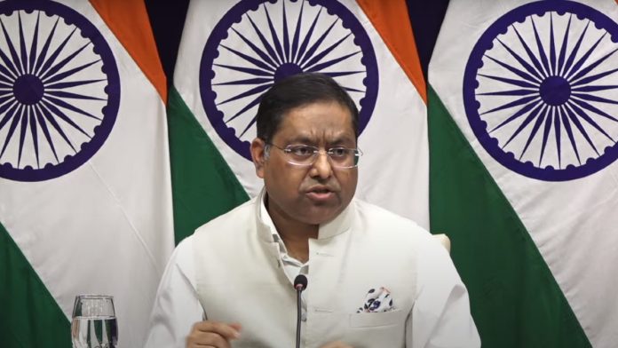 மத்திய வெளியுறவுத்துறை அமைச்சக செய்தி தொடர்பாளர் ரந்தீர் ஜெய்ஸ்வால் டெல்லியில் வாராந்திர செய்தியாளர்களிடம் பேசினார் கோப்பு புகைப்படம் | MEA