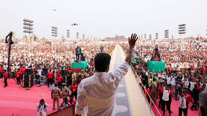 தமிழக வெற்றிக் கழகத்தின் நிறுவனர் விஜய், கடந்த மாதம் விக்கிரவாண்டியில் தனது கட்சியின் முதல் அரசியல் பேரணியின் போது கூட்டத்தை நோக்கி கை அசைத்தார் | புகைப்படம்: ஏஎன்ஐ