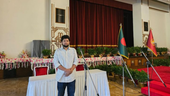 மாணவர் தலைவரும் இடைக்கால அரசாங்கத்தின் ஆலோசகருமான மஹ்ஃபுஜ் ஆலமின் முகநூலில் திங்கள்கிழமை போட்ட புகைப்படம் | Facebook/Mahfuj Alam