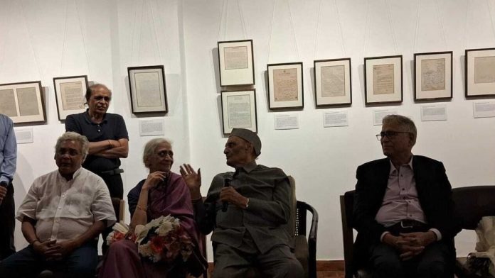 'தி ரிட்டன் கேன்வாஸ்: கலைஞர்கள் மற்றும் சிந்தனையாளர்களிடமிருந்து கேசவ் மாலிக்கிற்கு கடிதங்கள்' திறப்பு விழாவில் கரண் சிங் (இடமிருந்து மூன்றாவது) | படம்: சோனிகா குமார், திபிரிண்ட்