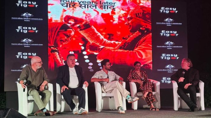 ஹை கமிஷனரின் ரெசிடென்சி லானில் அமர்ந்திருக்கும் குழு உறுப்பினர்கள் | டீனா தாஸ்/ திபிரிண்ட்