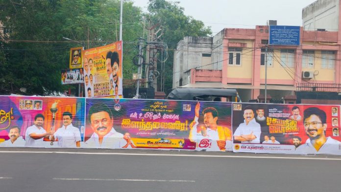 சென்னை தெருக்களில் உதயநிதி ஸ்டாலின், தந்தை மு. க. ஸ்டாலினுடன் இணைந்த போஸ்டர்கள் | அனீசா பி. ஏ | திபிரிண்ட்