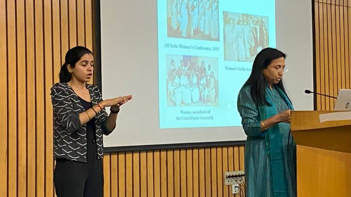 பினா அகர்வால், மான்செஸ்டர் பல்கலைக்கழகத்தின் உலகளாவிய மேம்பாட்டு நிறுவனத்தில் வளர்ச்சிப் பொருளாதாரப் பேராசிரியை., இந்தியாவில் பெண்களின் பரம்பரை உரிமைகள் குறித்து தனது உரையை ஆற்றுகிறார். புகைப்படம்: கதீஜா கான்