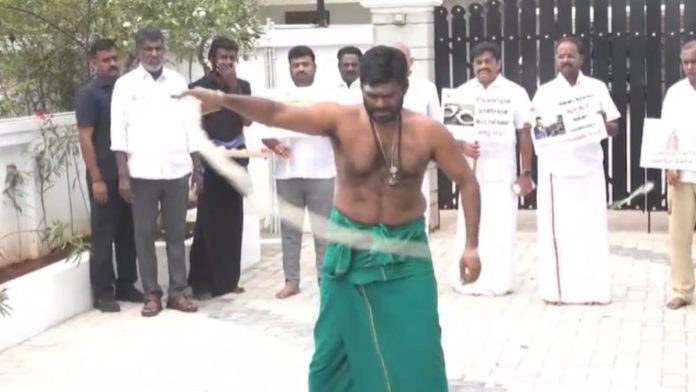 தமிழக பாஜக தலைவர் கே. அண்ணாமலை எதிர்ப்பு தெரிவித்து தனக்கு தானே சவுக்கடி| X, @PTI_News