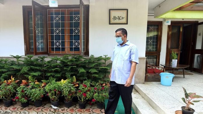 ஆம் ஆத்மி கட்சியின் தலைவரும், டெல்லி முன்னாள் முதல்வருமான அரவிந்த் கெஜ்ரிவாலின் சிவில் லைன்ஸ் பகுதியில் உள்ள அவரது முன்னாள் அதிகாரப்பூர்வ இல்லத்தில் இருக்கும் புகைப்படம் | ஏஎன்ஐ