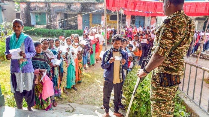 புதன்கிழமை ராஞ்சியில் உள்ள வாக்குச் சாவடியில் வரிசையில் நிற்கும் வாக்காளர்கள் | ஏஎன்ஐ