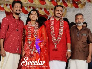 சரத்தும் கீர்த்தனாவும் Secular Matrimony-யில் பகிர்ந்து கொள்ளப்பட்ட ஒரு வெற்றிக் கதை. திருமணத்தைக் குறிக்கும் விதமாக, ‘கீர்த்தனாவின் தந்தை ஆடம்பரத்தையும் நகைகளையும் தவிர்த்து ஏழைக் குடும்பங்களுக்கு நிதி உதவி வழங்கினார்’ என்று தலைப்பு குறிப்பிடுகிறது | புகைப்படம்: Facebook/@Secular Matrimony