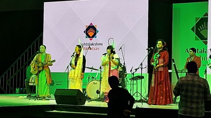 அஷ்டலட்சுமி விழாவில் இசை நிகழ்ச்சி. இடமிருந்து வலமாக-திப்ரிதி கர்பங்கர், மோ அரேன்லா, மங்க மன்யங்லம்பம் மற்றும் சுனிதா புன்யான் | படம்: சோனிகா குமார், திபிரிண்ட்
