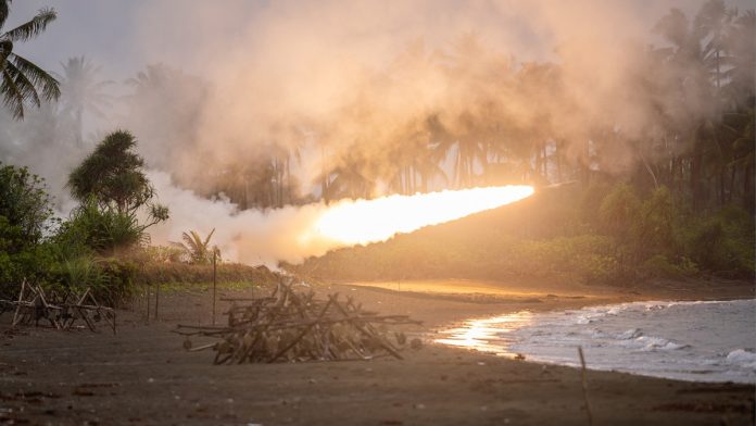 இராணுவ பயிற்சியின் போது வீரர்கள் ஒரு HIMARS ஐ சுடுகிறார்கள் | X/@LockheedMartin