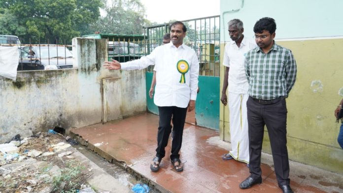 தமிழ்நாட்டின் செங்கல்பட்டு மாவட்டத்தில் உள்ள ஒரு மருத்துவமனையை ஆய்வு செய்யும் போது டி. வி. கே தலைவர் டி. வேல்முருகன் | எக்ஸ்/@VelmuruganTVK