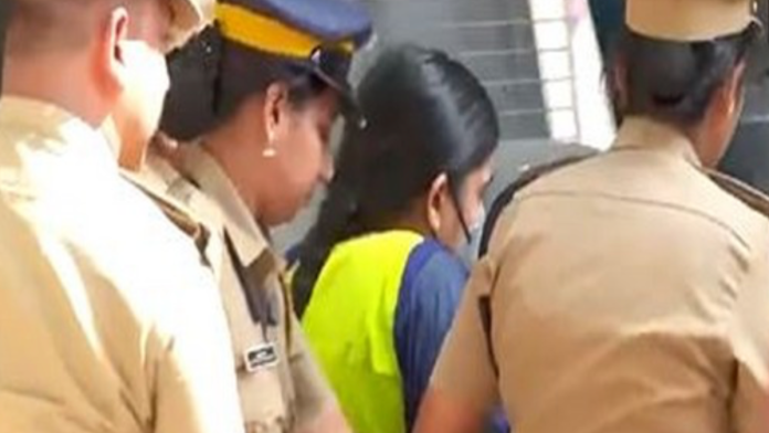 குற்றம் சாட்டப்பட்டவர் நெய்யாற்றின்கராவில் உள்ள கூடுதல் மாவட்ட அமர்வு நீதிமன்றத்தில் முன்னதாக ஆஜர்படுத்தப்பட்டார். | ANI