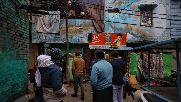 மொராதாபாத்தில் உள்ள ஷாஹிதீன் குரேஷியின் வீட்டிற்கு வெளியே மக்கள் கூடுகிறார்கள், புதன்கிழமை | மனிஷா மோண்டல் | திபிரிண்ட்