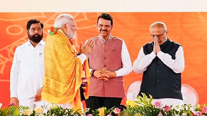 மகாராஷ்டிரா முதல்வர் தேவேந்திர ஃபட்னாவிஸ் மற்றும் துணை முதல்வர் ஏக்நாத் ஷிண்டே ஆகியோருடன் பிரதமர் நரேந்திர மோடி புதன்கிழமை மும்பையில் ஆளுநர் சி.பி. ராதாகிருஷ்ணனை சந்தித்தார். | ANI