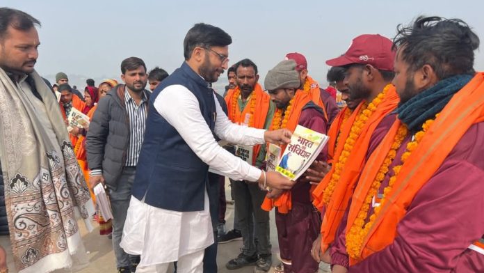 பிரயாக்ராஜில் நடைபெறும் மகா கும்பமேளாவில் துப்புரவுப் பணியாளர்களுக்கு அரசியலமைப்புச் சட்டச் சிறு புத்தகங்களை பாஜக மாநிலச் செயலாளர் அபிஜத் மிஸ்ரா விநியோகிக்கிறார் | சிறப்பு ஏற்பாடு மூலம்.