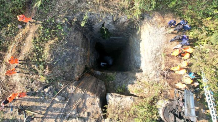 அசாமின் உம்ராங்சோவில் சிக்கியுள்ள சுரங்கத் தொழிலாளர்களை மீட்கும் முயற்சி. | PRO, பாதுகாப்பு, குவஹாத்தி/ @prodefgau/ X