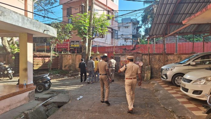 பத்தனம்திட்டா கூட்டு பாலியல் வன்கொடுமை வழக்கில் குற்றம் சாட்டப்பட்ட நான்கு பேருடன் திங்கள்கிழமை மாவட்ட நீதிமன்றத்தில் போலீசார் | அனீசா பிஏ | திபிரிண்ட்
