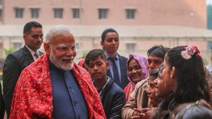புதுதில்லியில் உள்ள ஸ்வாபிமான் அடுக்குமாடி குடியிருப்பில் ஜேஜே கிளஸ்டர்களில் வசிப்பவர்களுக்காக புதிதாக கட்டப்பட்டுள்ள 1,675 அடுக்குமாடி குடியிருப்புகளை பிரதமர் நரேந்திர மோடி வெள்ளிக்கிழமை திறந்து வைத்தார் | ஏஎன்ஐ