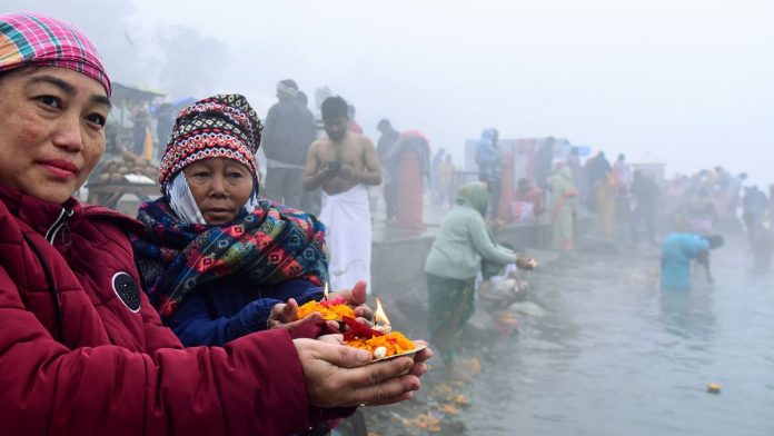 நர்மதா நதிக்கரையில் பக்தர்கள் பிரார்த்தனை செய்கிறார்கள் | ANI