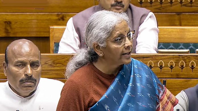 புது தில்லியில் வெள்ளிக்கிழமை நடைபெற்ற நாடாளுமன்ற பட்ஜெட் கூட்டத்தொடரின் போது, ​​மத்திய நிதியமைச்சர் நிர்மலா சீதாராமன், 2024-25 ஆம் ஆண்டுக்கான பட்ஜெட் ஆய்வறிக்கையை மக்களவையில் தாக்கல் செய்கிறார் | PTI