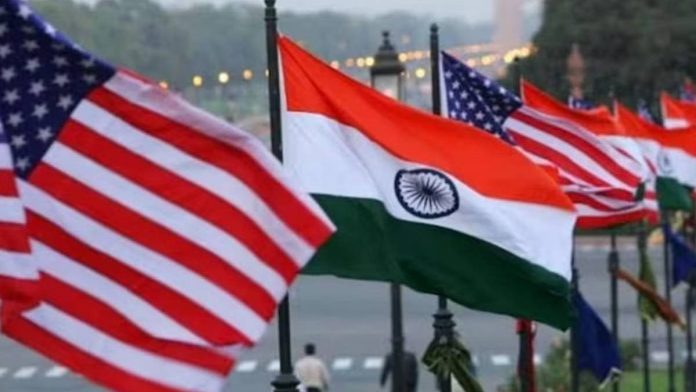 அமெரிக்க மற்றும் இந்திய கொடிகள் | புகைப்படம்: PTI