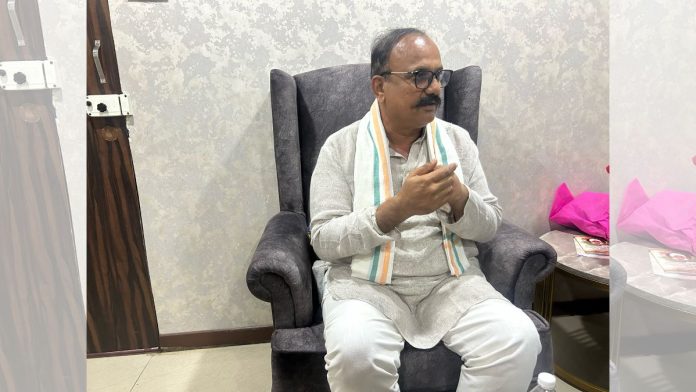 மகாராஷ்டிரா காங்கிரஸ் தலைவர் ஹர்ஷ்வர்தன் சப்கல் திபிரிண்டிடம் பேசுகிறார்.