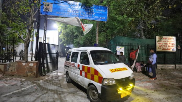 புது தில்லியில் உள்ள மௌலானா ஆசாத் மருத்துவக் கல்லூரி பிணவறைக்கு வெளியே ஒரு ஆம்புலன்ஸ் | மனிஷா மொண்டல் | திபிரிண்ட்