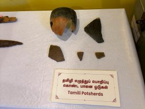 சிவகளை தளத்தில் இருந்து தோண்டியெடுக்கப்பட்ட தமிழ்-பிராமி எழுத்துக்களால் பொறிக்கப்பட்ட பானை ஓடுகள். கார்பன் டேட்டிங் இந்த எழுத்து கிமு 685 க்கு முந்தையது என்பதைக் குறிக்கிறது, இது அதன் அறியப்பட்ட வரலாற்றை முன்னர் நினைத்ததை விட 100 ஆண்டுகளுக்கு முந்தையது | புகைப்படம்: பிரபாகர் தமிழரசு | திபிரிண்ட்