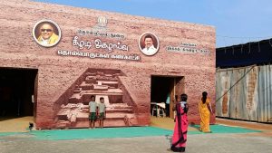 2022 சிவகங்கை புத்தகக் கண்காட்சியில் கீழடி கண்காட்சி, கருணாநிதி மற்றும் ஸ்டாலினின் படங்களுடன் | புகைப்படம்: சௌமியா அசோக் | திபிரிண்ட்