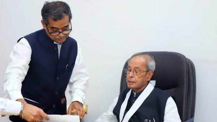 தனது தந்தை மற்றும் முன்னாள் ஜனாதிபதி பிரணாப் முகர்ஜியுடன் அபிஜித் முகர்ஜியின் கோப்பு படம் | X/@ABHIJIT_LS