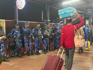 புது தில்லி ரயில் நிலையத்திற்குள் உள்ள ஒரு பாலத்தில் RAF பணியாளர்கள் நிறுத்தப்பட்டுள்ளனர் | மிருணாளினி தியானி | திபிரிண்ட்