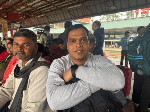 புது தில்லி ரயில் நிலையத்தில் உள்ள ஒரு நடைமேடையில் பிரயாக்ராஜுக்குச் செல்லும் ரயிலுக்காகக் காத்திருக்கும் சவுரவ் | மிருணாளினி தியானி | திபிரிண்ட்