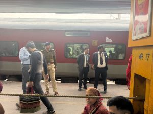 டெல்லி காவல்துறையினரும் டிக்கெட் பரிசோதகர்களும் புது டெல்லி ரயில் நிலையத்திற்குள் கண்காணிப்பில் ஈடுபட்டுள்ளனர் | மிருணாளினி தியானி | திபிரிண்ட்