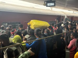 புது தில்லி ரயில் நிலையத்தில் பொது வகுப்புப் பெட்டியில் ஏறும் கூட்டம் | மிருணாளினி தியானி | திபிரிண்ட்