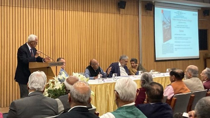 புது தில்லியில் உள்ள ஐஐசியில் நடைபெற்ற நிகழ்வில் முன்னாள் ஜம்மு காஷ்மீர் ஆளுநர் என்.என். வோஹ்ரா உரையாற்றுகிறார். | கேசவ் பத்மநாபன் | திபிரிண்ட்