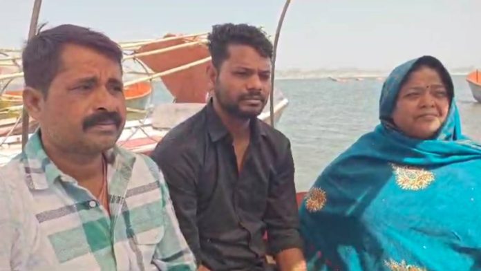பிந்து மஹாரா (இடது) தனது குடும்ப உறுப்பினர்களுடன் | சிறப்பு ஏற்பாட்டின் மூலம்