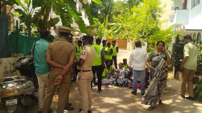 மார்ச் 24, 2025 அன்று சென்னையில் உள்ள யூடியூபரின் வீட்டிற்கு வெளியே துப்புரவுப் பணியாளர்கள் | X @SavukkuOfficial