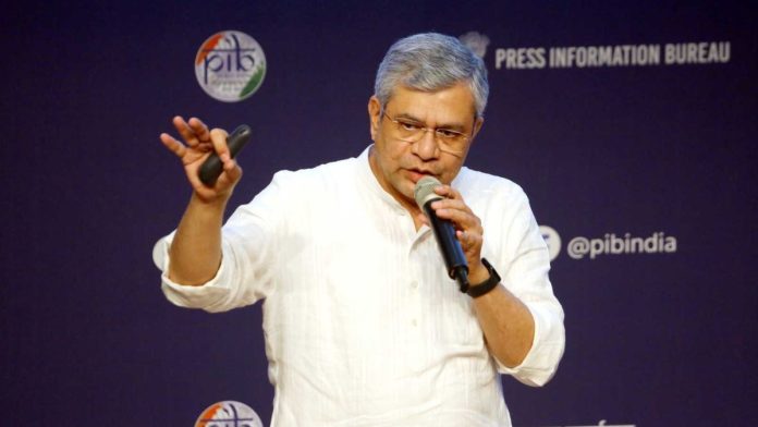 மத்திய அமைச்சர் அஸ்வினி வைஷ்ணவ், புது தில்லி தேசிய ஊடக மையத்தில் அமைச்சரவை முடிவுகள் குறித்து செய்தியாளர்களிடம் விளக்குகிறார். | பிரவீன் ஜெயின் | திபிரிண்ட் புகைப்படங்கள்