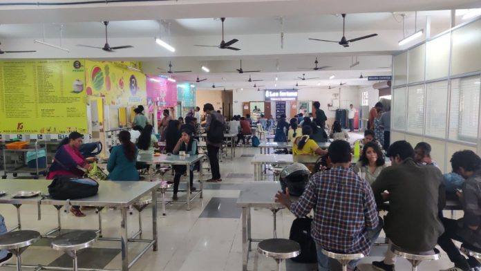 சென்னையில் உள்ள அண்ணா பல்கலைக்கழகத்தில், மாணவர்கள் இந்தி திணிக்கப்படக்கூடாது என்று கூறுகிறார்கள், ஆனால் வேலைகளுக்கு தேவைப்பட்டால் அதைக் கற்றுக்கொள்ளத் தயாராக இருக்கிறார்கள் | புகைப்படம்: உதித் இந்துஜா, திபிரிண்ட்