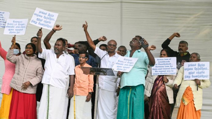 2023 ஆம் ஆண்டு புது தில்லியில் உள்ள ஜந்தர் மந்தரில், ஸ்டெர்லைட் காப்பர் ஆலை மூடப்பட்ட பிறகு இழந்த வாழ்வாதாரத்திற்கு நீதி கோரி தமிழ்நாட்டின் தூத்துக்குடியைச் சேர்ந்த கிராம மக்கள் போராட்டம் நடத்தினர் | புகைப்படம்: ANI
