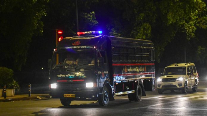 26/11 மும்பை தாக்குதல் குற்றவாளி தஹாவூர் ராணா அமெரிக்காவிலிருந்து நாடு கடத்தப்பட்ட பின்னர், வியாழக்கிழமை புது தில்லியில் உள்ள பாட்டியாலா ஹவுஸ் நீதிமன்றத்திற்கு அழைத்துச் செல்லப்படுகிறார் | புகைப்படம்: சூரஜ் சிங் பிஷ்ட்/திபிரிண்ட்