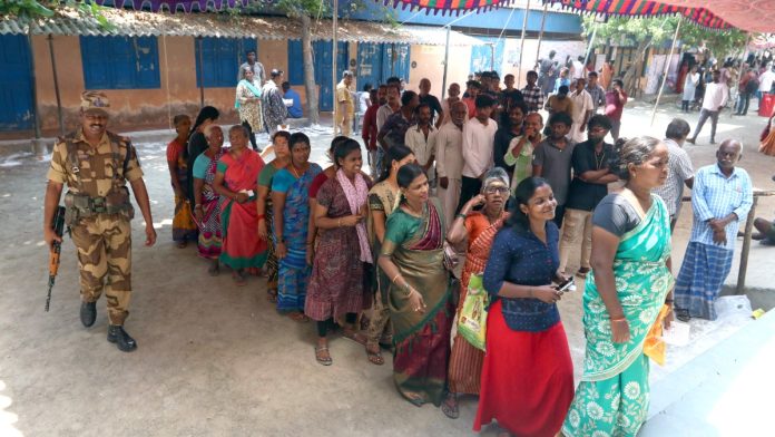 தமிழ்நாட்டில் வாக்குச்சாவடிக்கு வெளியே வரிசையில் நிற்கும் வாக்காளர்களின் கோப்புப் படம் | பிரதிநிதித்துவ படம் | ANI