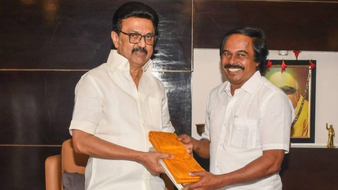 தமிழக முதல்வர் மு.க. ஸ்டாலின் (இடது) விரைவில் மாநில அமைச்சரவையில் இடம்பெறவுள்ள மனோ தங்கராஜுடன், ஞாயிற்றுக்கிழமை | புகைப்படம்: X/@Manothangaraj