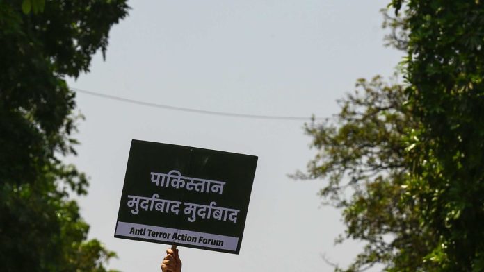 ஏப்ரல் 22 அன்று ஜம்மு-காஷ்மீரின் பஹல்காமில் சுற்றுலாப் பயணிகள் மீது நடத்தப்பட்ட தாக்குதல் இந்தியாவின் பல்வேறு பகுதிகளில் போராட்டங்களைத் தூண்டியுள்ளது. சூரஜ் சிங் பிஷ்ட் | திபிரிண்ட்