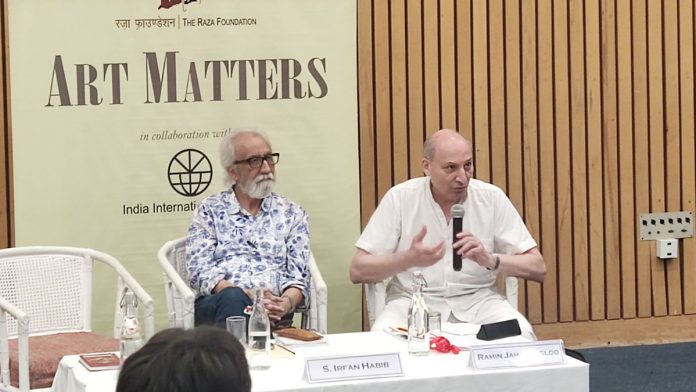 புது தில்லியில் நடந்த புத்தக விவாதத்தில் வரலாற்றாசிரியர் எஸ். இர்பான் ஹபீப்புடன் எழுத்தாளர் ராமின் ஜஹான்பெக்லூ (வலது) | புகைப்படம்: ஆதித்யா எஸ். குமார் | திபிரிண்ட்