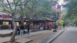 மதுரையில் உள்ள அமெரிக்கன் கல்லூரியில் உள்ள உணவகம். இங்குள்ள மாணவர்கள் தமிழ்நாட்டில் போதுமான வேலைகள் இருப்பதாகக் கூறி இந்தி கற்க மறுக்கிறார்கள் | புகைப்படம்: உதித் இந்துஜா, திபிரிண்ட்